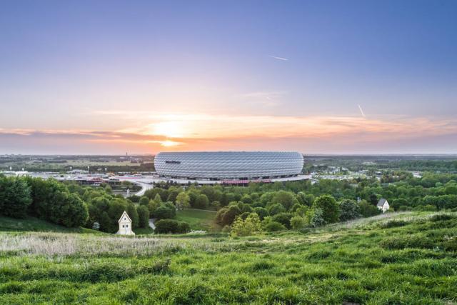 亚马尔与19岁女网红购物被偷拍 她有140多万粉丝