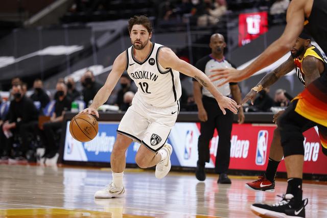 王哲林8分上海力克江苏获首胜 崔晓龙空砍24分